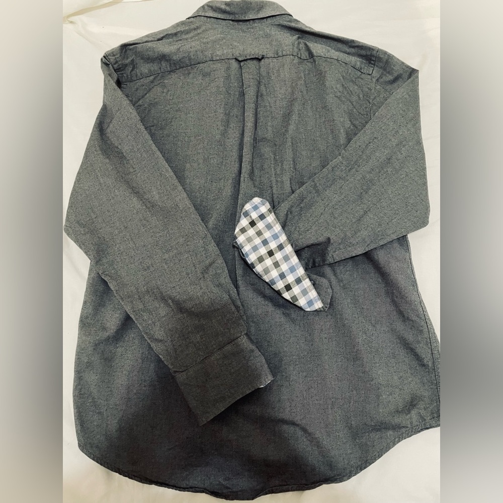 Excellent condition IZOD Dressy shirt!